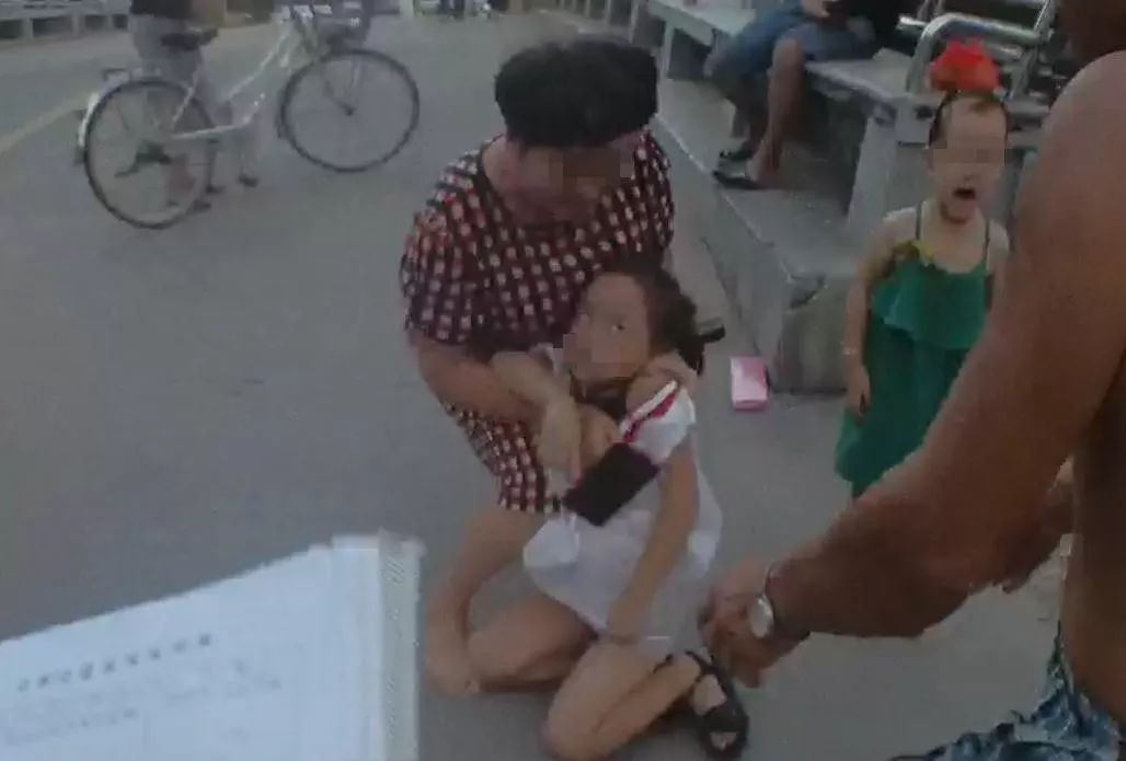 这个交警处理事故到一半儿，就跑了……跑了……