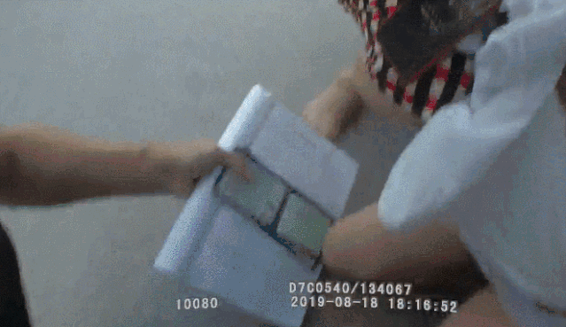 这个交警处理事故到一半儿，就跑了……跑了……