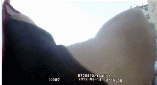 这个交警处理事故到一半儿，就跑了……跑了……