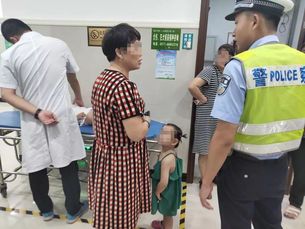 这个交警处理事故到一半儿，就跑了……跑了……