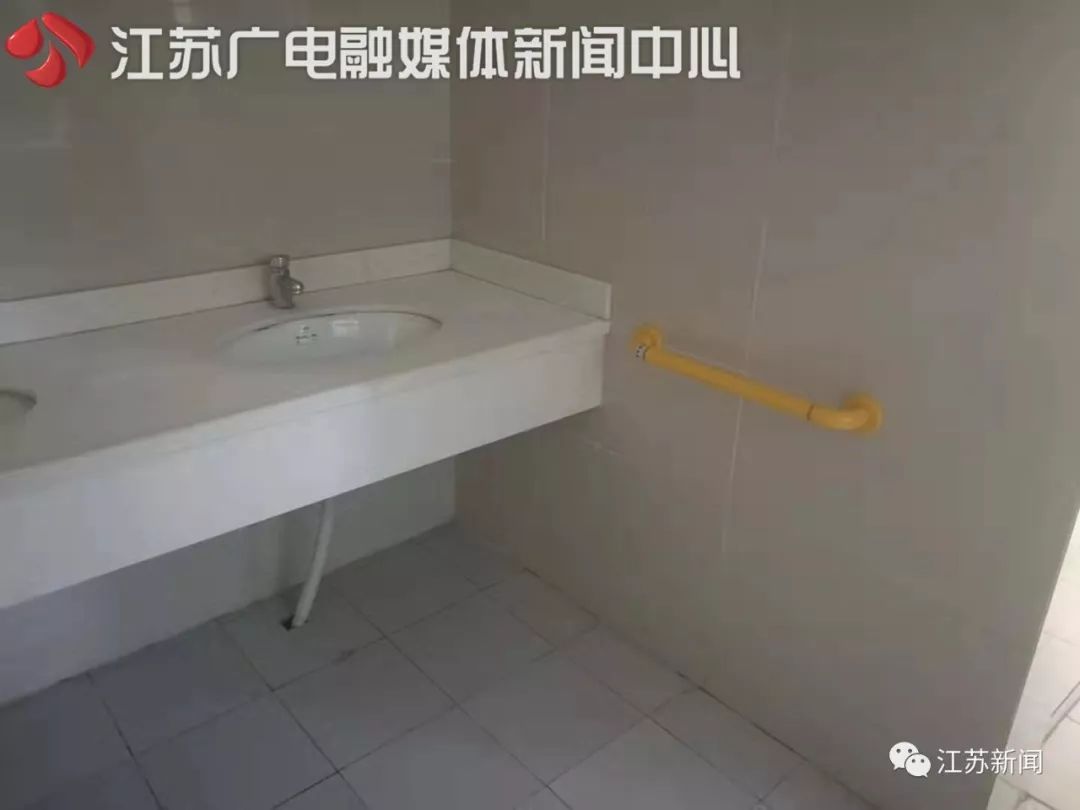 因为一个学生，这所学校改造了整整三层楼的厕所…