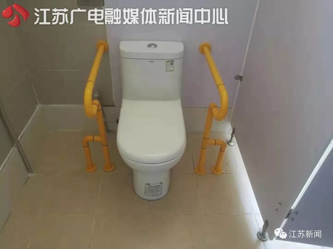 因为一个学生，这所学校改造了整整三层楼的厕所…