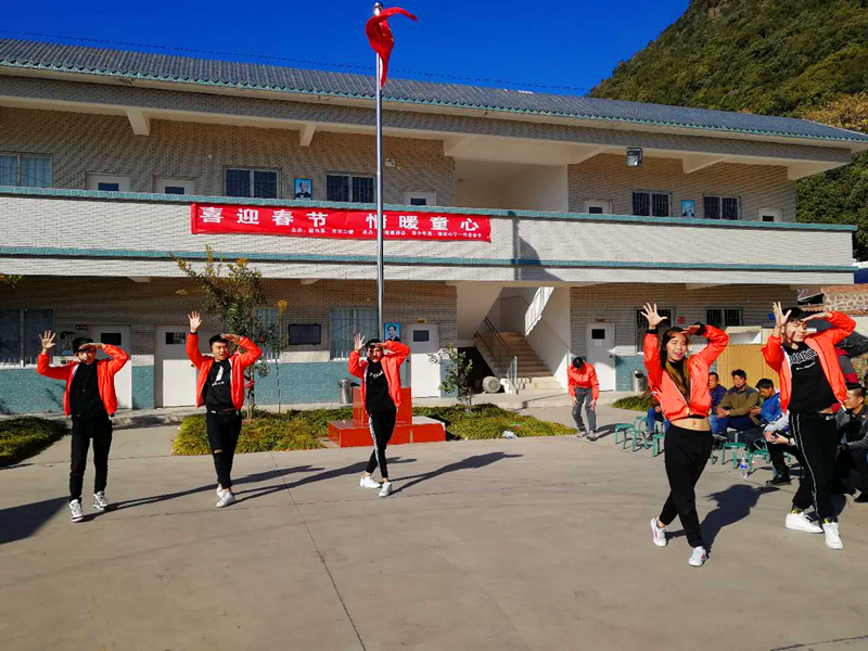 （导航攀枝花）攀枝花团市委关工委携市少年宫、福建商会开展节前精准扶贫文化下乡慰问活动