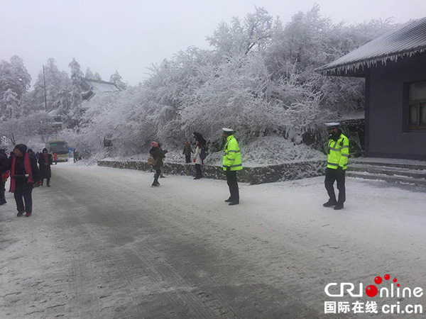 图片默认标题_fororder_维护景区交通秩序（乐山交警支队-供图）