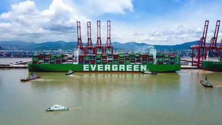 世界最大港口迎来世界最大集装箱船