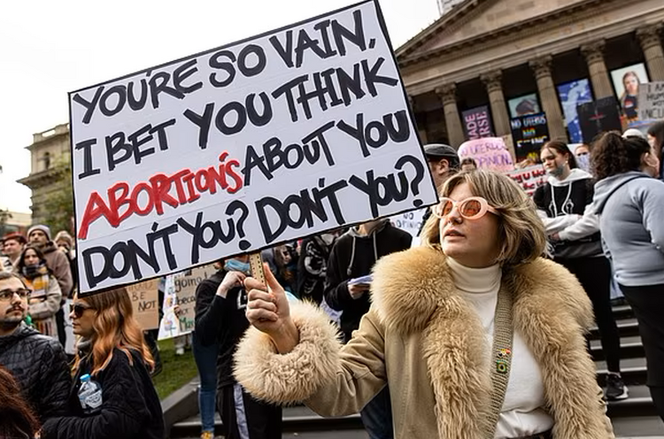 澳大利亚多地抗议美堕胎权裁决：数千人涌上街头 齐声呐喊
