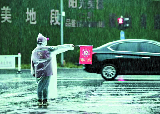 鹤壁200余名志愿者雨中坚守 用行动传递文明交通理念