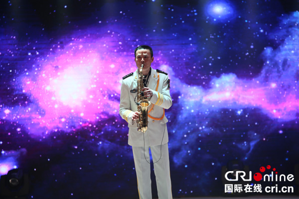 图片默认标题_fororder_教师代表斯克斯独奏《一壶老酒》摄影-沈仁平