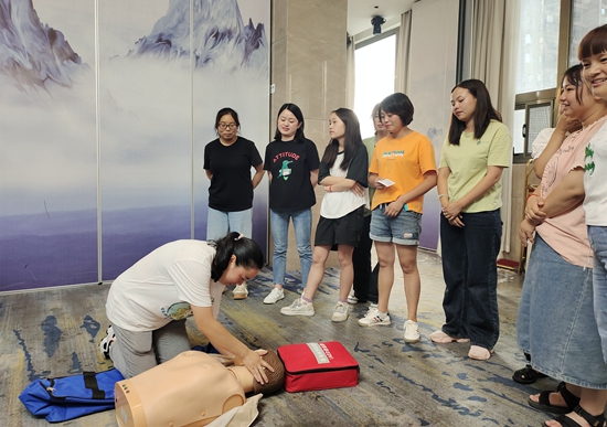 （供稿）贵州启动建设178个社区“红十字救护站”_fororder_学员分组练习1