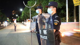荆门警方开展夏夜治安巡查宣防集中行动 为群众点亮“平安灯”