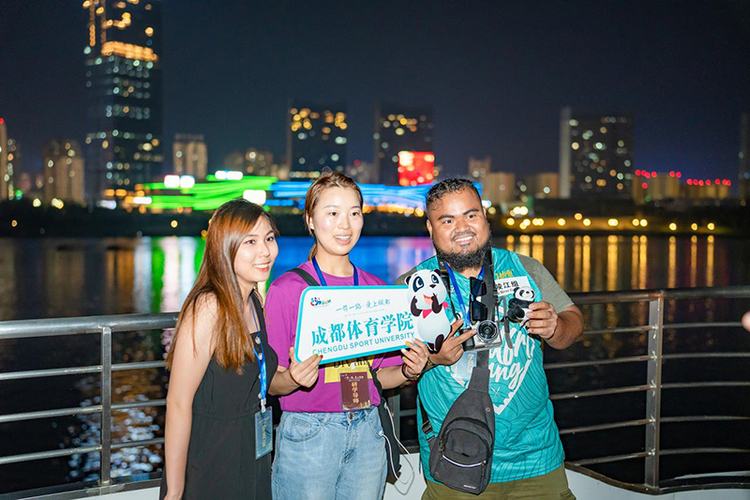 (优先审)“丝路青年”夜游嘉陵江 感受山水南充城魅力_fororder_成都体育学院师生打卡嘉陵江-摄影-廖志全