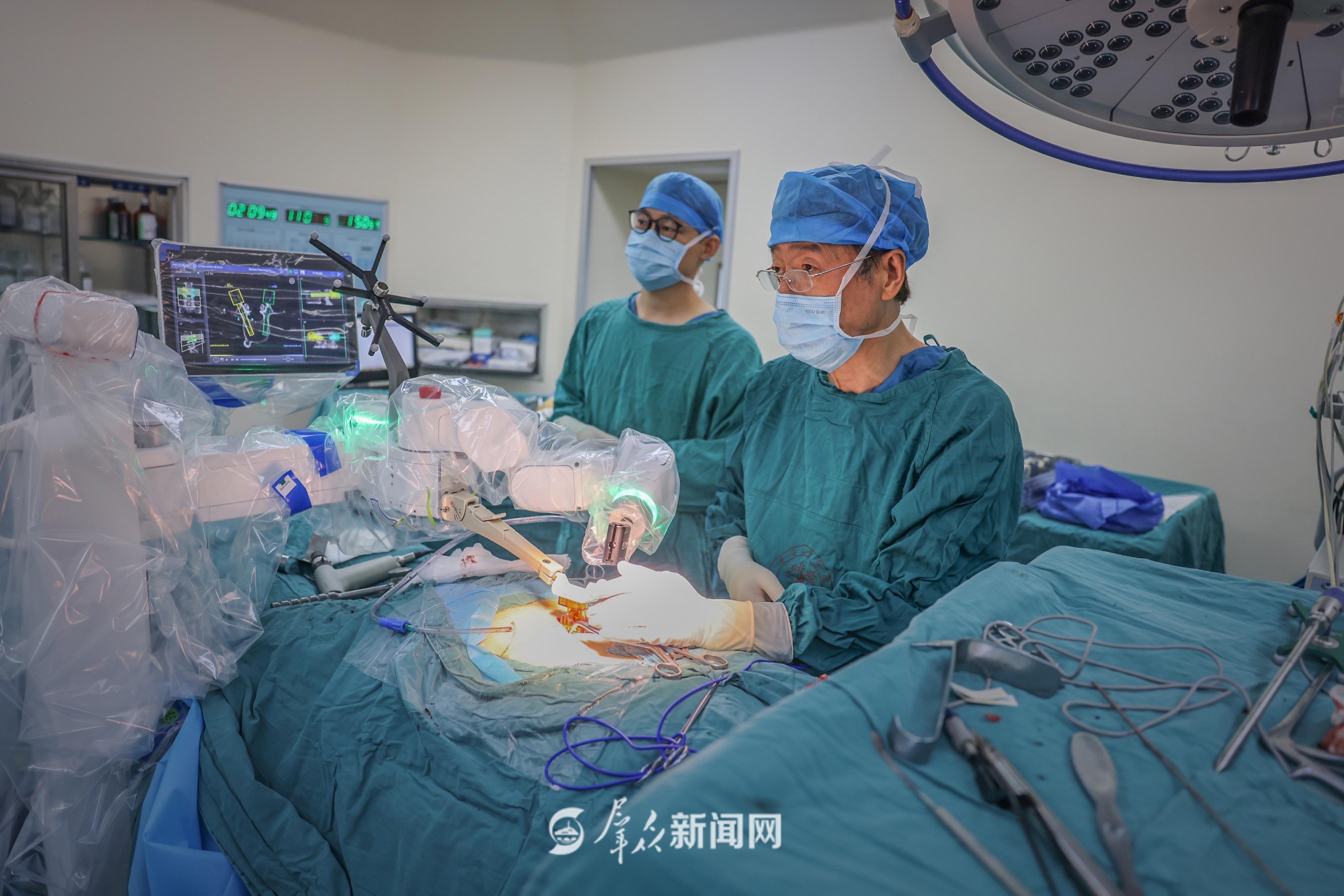 (转载)西安市红会医院:机器人脊柱手术精准“置钉” 10分钟打了4颗钉