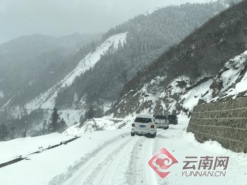 云南孔雀雪山0.4米厚积雪困住5人：失联25小时获救