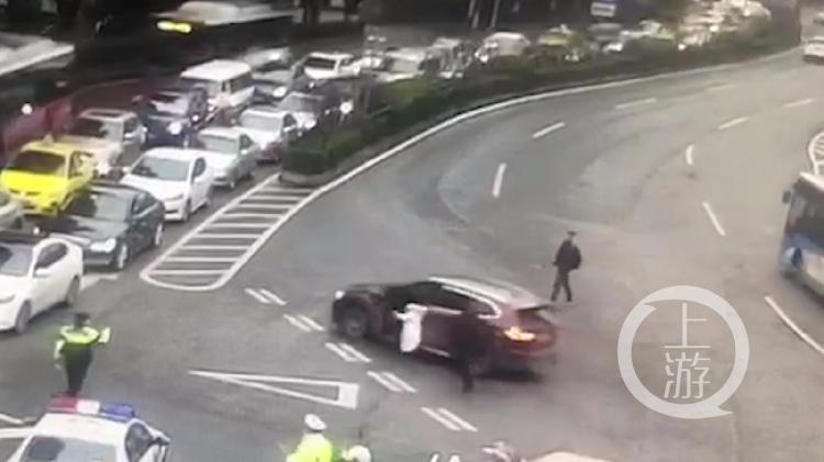 宝马惊现&quot;自动驾驶&quot;?女司机挂车门上险被卷入车底