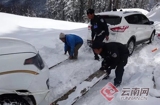 云南孔雀雪山5人被困失联25小时 德钦多部门联合成功施救