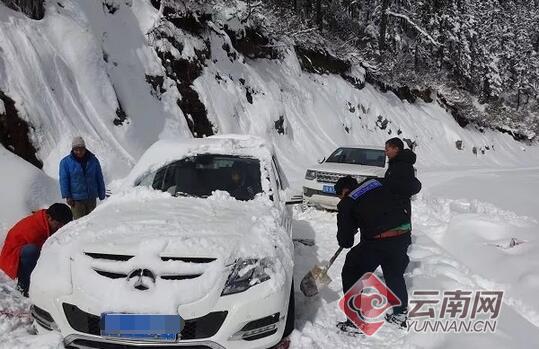 云南孔雀雪山5人被困失联25小时 德钦多部门联合成功施救