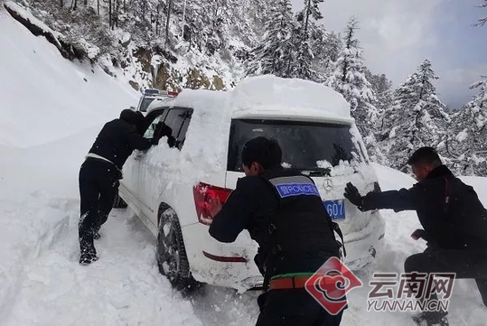 云南孔雀雪山5人被困失联25小时 德钦多部门联合成功施救