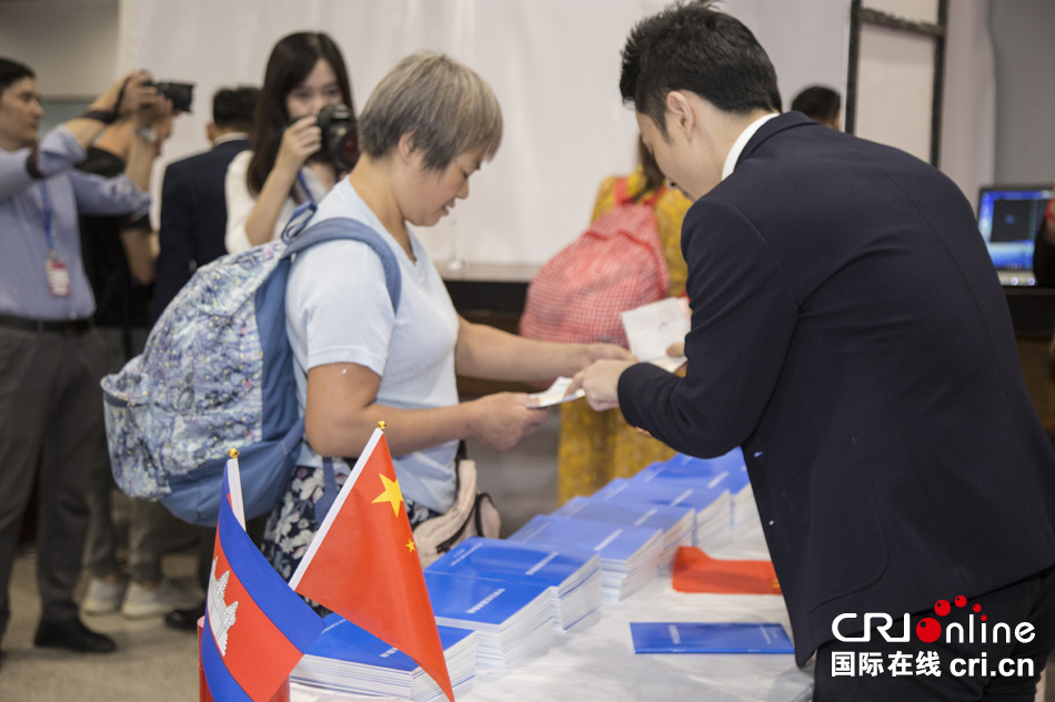 中国驻柬使馆举办“领事服务日”暨《中国公民旅柬指南》发布仪式