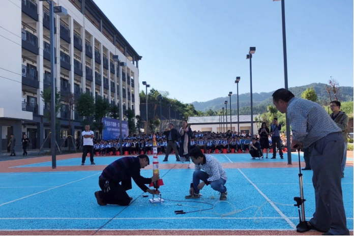 广西推进现代化学校建设:给山里娃一个家