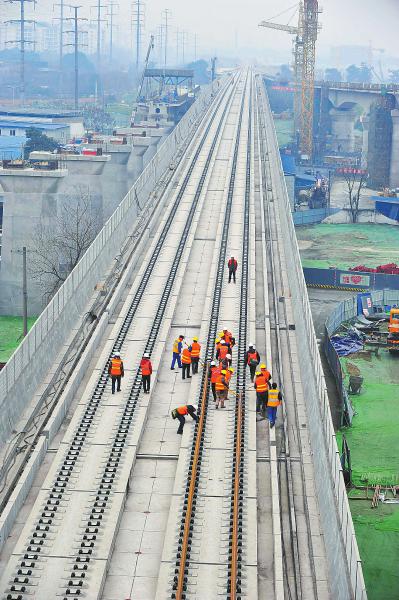 （焦点图）成蒲铁路开始铺轨 预计今年5月完成全线长轨铺设