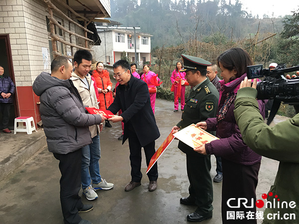 图片默认标题_fororder_区委副书记林良军、区人民武装部部长邓安林向立功现役官兵家属赠送慰问金、慰问品（雨城区委宣传部--供图）