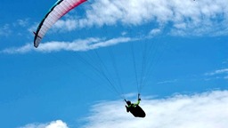 滑翔伞世界冠军到黔南平塘“天空之桥”开展滑翔伞试飞测试 首飞圆满成功