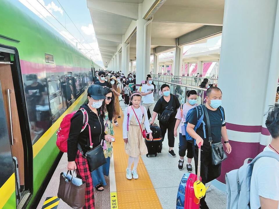 云南铁路暑运单日发送旅客32.4万人次创新高_fororder_bf