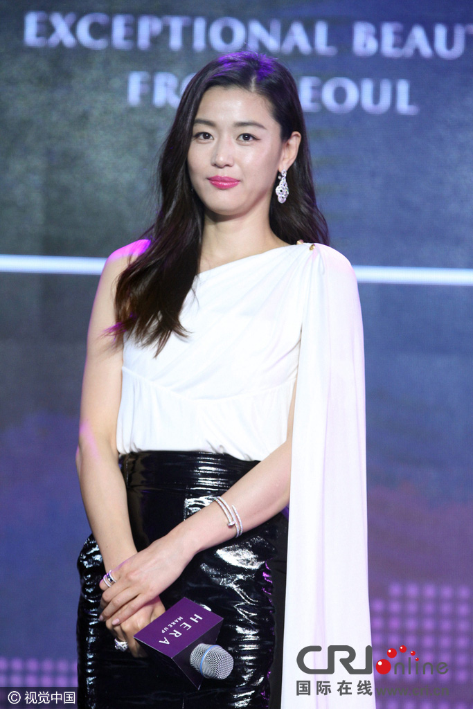 全智贤吐舌卖萌与高层推杯换盏 产后极速瘦身