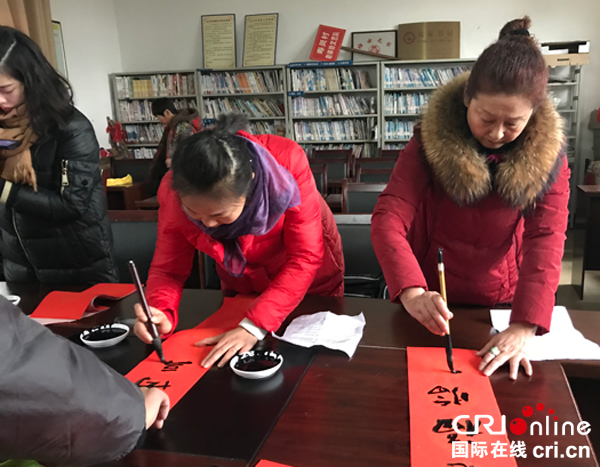 图片默认标题_fororder_书法家现场书写春联1