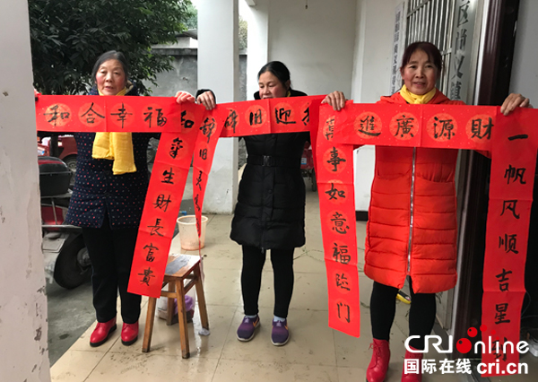 图片默认标题_fororder_村民获赠春联