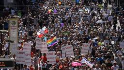 德国柏林爆发反防疫措施游行:不戴口罩、无视社交安全距离