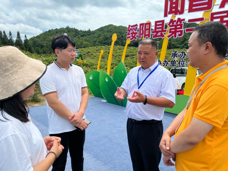 高校暑期实践队直播助力乡村旅游