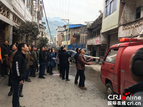 图片默认标题_fororder_众人合力救火2