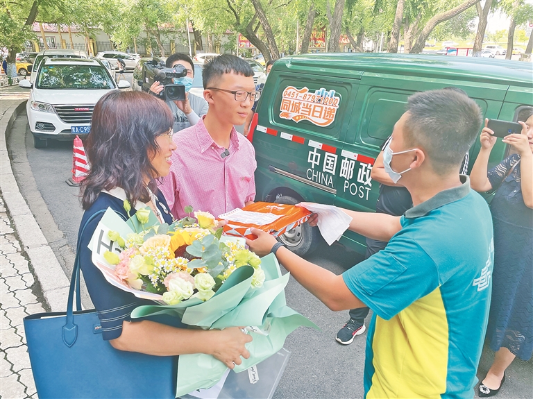 首封送达!哈尔滨市开始派送高考录取通知书