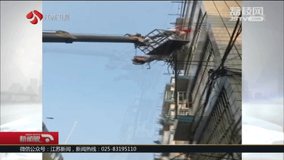 女童身悬半空，俩路人开着吊车轰轰轰就冲来了……