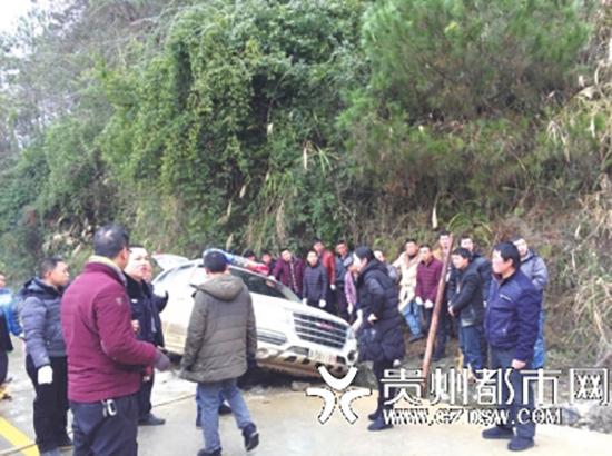 【暖新闻】警车救援孕妇途中遇险成产房 女婴取名“吴警冰”