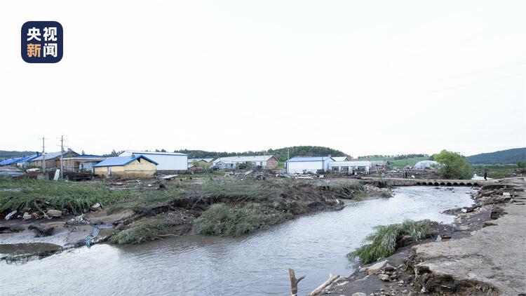黑龙江五大连池东风村遭遇洪水冲击 搜救清淤正在进行