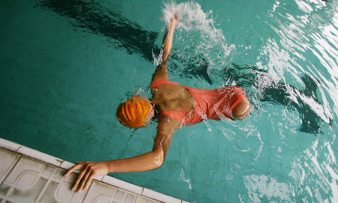 励志半身截肢女孩成游泳冠军外媒赞传奇