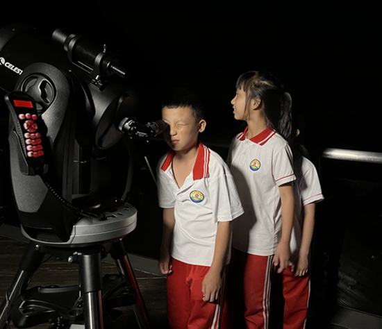 （供稿）贵州平塘：当暑期天文研学遇上“超级月亮”_fororder_研学学生正在通过天文望远镜观看超级月亮.JPG