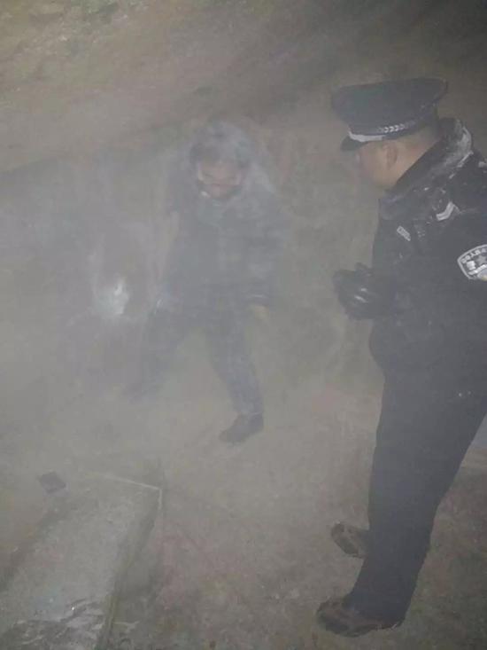 游客山中迷路冻成“雪雕”民警连夜上山救出