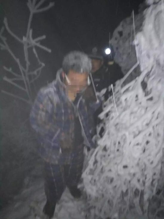 游客山中迷路冻成“雪雕”民警连夜上山救出
