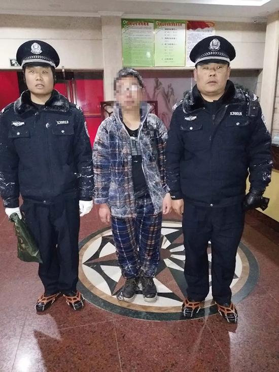 游客山中迷路冻成“雪雕”民警连夜上山救出