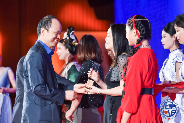 第二届“爱上北京的100个理由”短视频征集大赛颁奖典礼举行 第二届“爱上北京的100个理由”短视频征集大赛颁奖典礼举行_fororder_国际在线总裁范建平为获奖选手颁奖 摄影 韩海丹