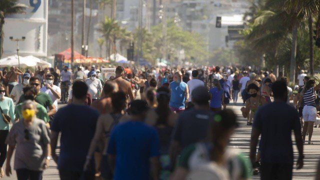 海滩聚集 日光浴不戴口罩……里约经济重启第五阶段首日300多人违反防疫条例