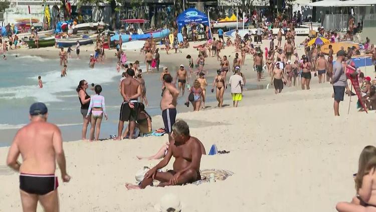 海滩聚集 日光浴不戴口罩……里约经济重启第五阶段首日300多人违反防疫条例
