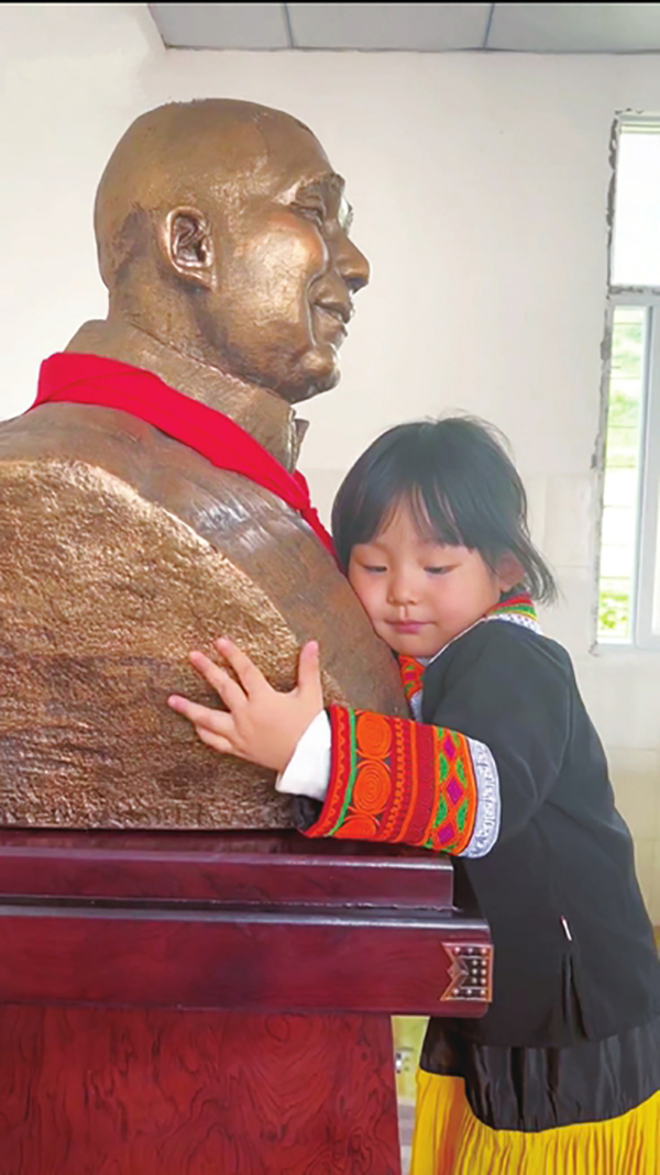 (转载)走进爸爸生前在凉山募资修建的希望小学 3岁女儿一眼认出爸爸雕像 含泪拥抱_fororder_5134c272a77a8ef2cf8882abcdb02346