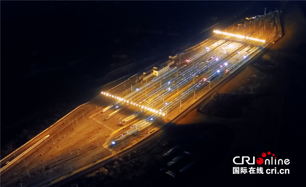 春运在即 动车“医生”通宵为“陆地航母”保驾护航(组图)