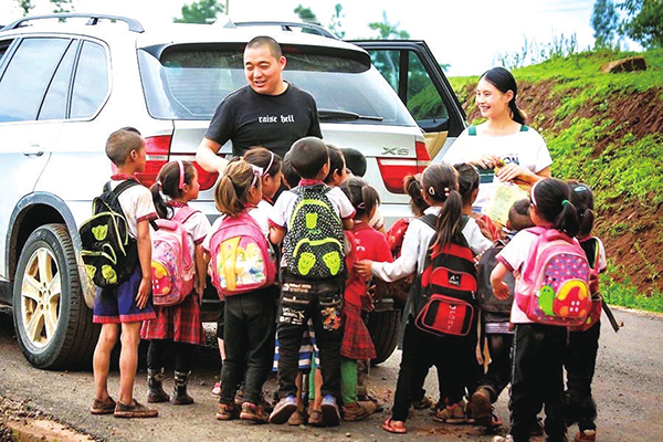 (转载)走进爸爸生前在凉山募资修建的希望小学 3岁女儿一眼认出爸爸雕像 含泪拥抱_fororder_7d433b28a8d5b0f9ccd069fd46d8f367