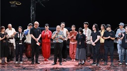 著名作家莫言亮相江苏大剧院原创话剧《红高粱家族》首演现场