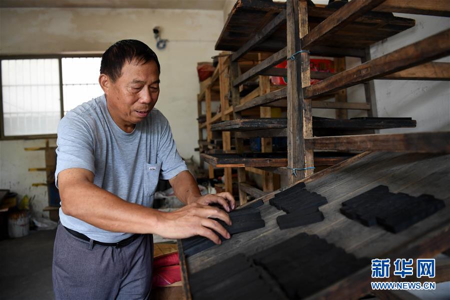 安徽黄山:徽墨“守艺人” 安徽黄山:徽墨“守艺人”